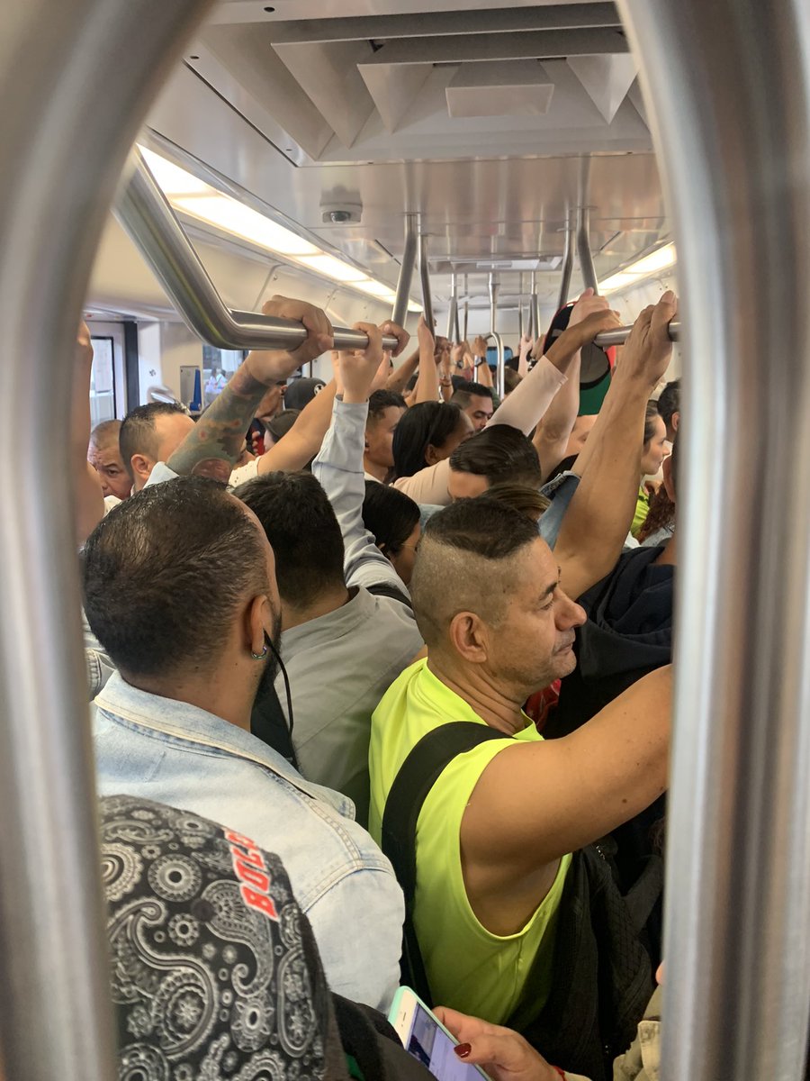 luisedohz's tweet photo. @metrodemedellin Espero salir con las extremidades completas. #FelizJueves https://t.co/OjGwHix5rp