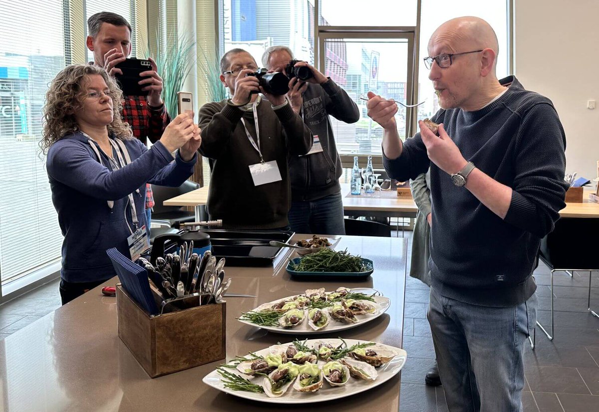 BremerhavenInfo's tweet photo. Instagrammer*innen bekamen beim #InstaCooking „Crazy Food“ außergewöhnliche Speisen von Fischsommelier und Sous Chef im #Fischkochstudio kredenzt. Neuer Blogbeitrag 👉 https://t.co/y9PUldYicO  

#bremerhaven #bremerhavenerleben #aboutcities #instawalk https://t.co/0r2sETiD4i