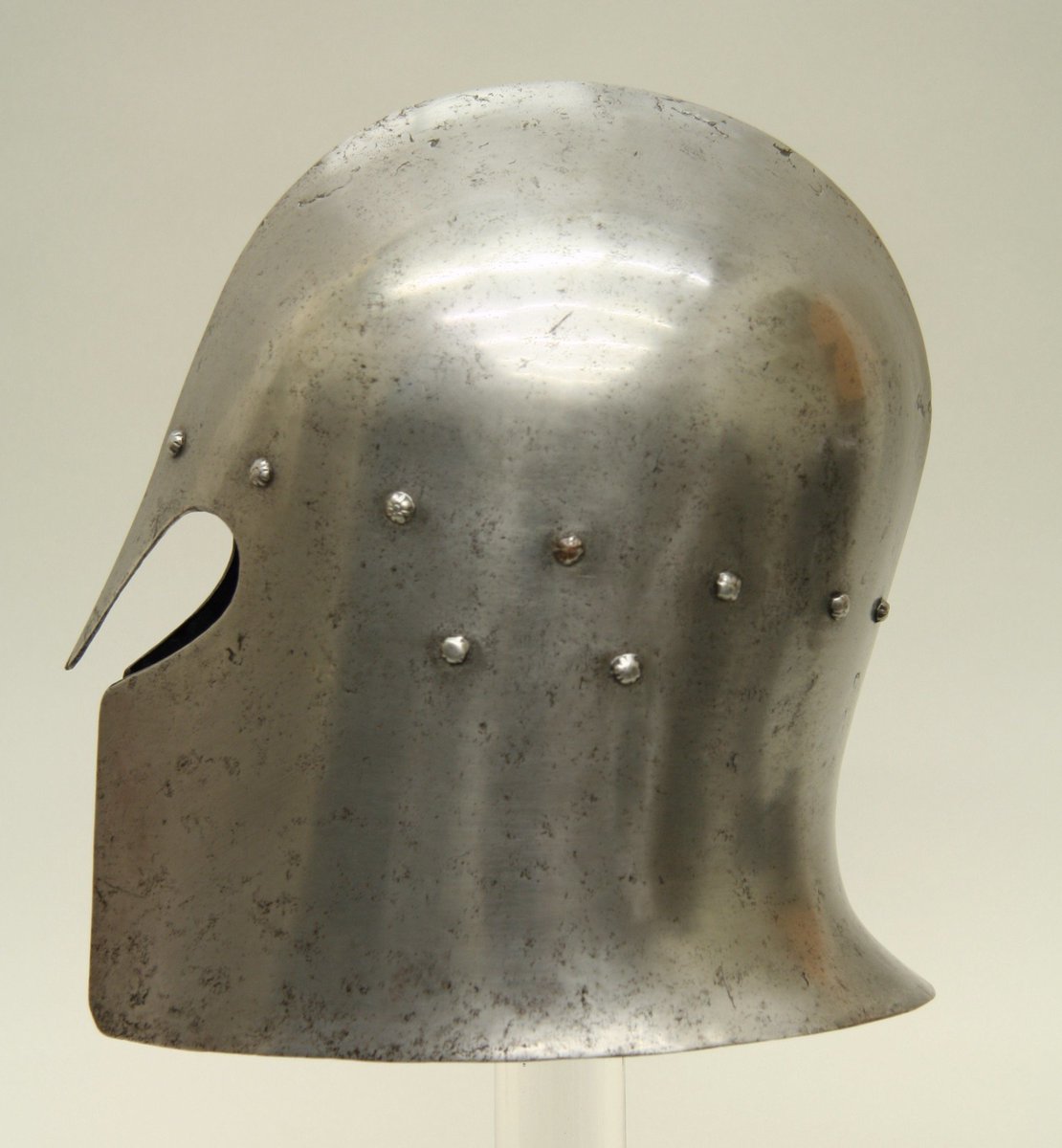 TheArmour's tweet photo. A classically styled #Barbute attributedto Pietro da Castello
Height: 10.25in/26cm
Width: 7.5in/19.1cm
Depth: 10in/25.4cm
Weight: 4.9lbs/2211g
#Brescia #Italy c1470-1480 housed at the @metmuseum
#armor #helmet #medieval #middleages #renaissance #themet #metmuseum #art #history https://t.co/SUUhUdy0eC