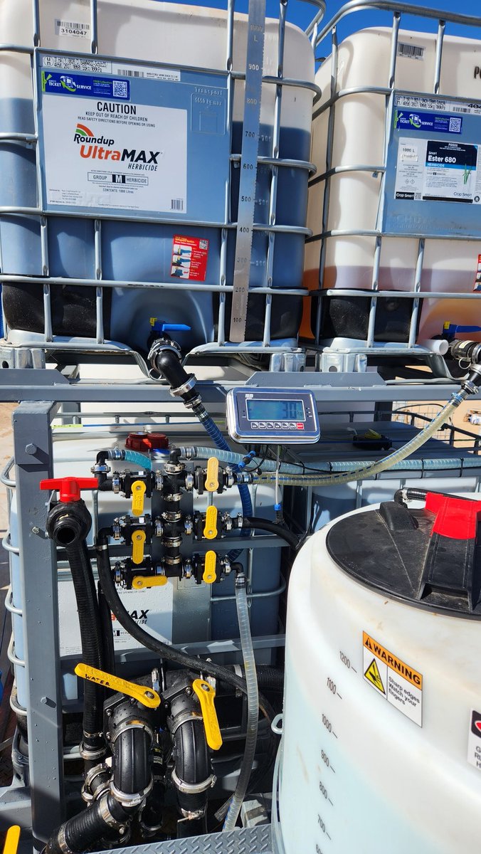 DaveyJohn_676's tweet photo. Developing a Standard Operating Procedure with the new batching trailer. The SDS says the SG of UltraMax is 1.379. I needed 90lt or 124kg. I marked off 90lt with a Shuttle Gauge and added 124kg to the batch by the scales, which coincided with 90lt by the gauge. 👍👍 https://t.co/8nw2tlhAK9