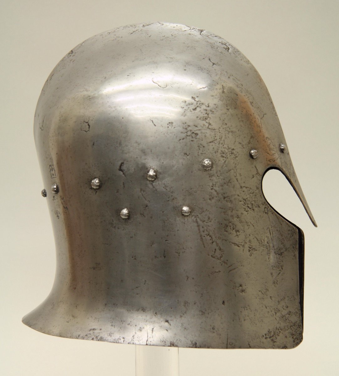 TheArmour's tweet photo. A classically styled #Barbute attributedto Pietro da Castello
Height: 10.25in/26cm
Width: 7.5in/19.1cm
Depth: 10in/25.4cm
Weight: 4.9lbs/2211g
#Brescia #Italy c1470-1480 housed at the @metmuseum
#armor #helmet #medieval #middleages #renaissance #themet #metmuseum #art #history https://t.co/SUUhUdy0eC