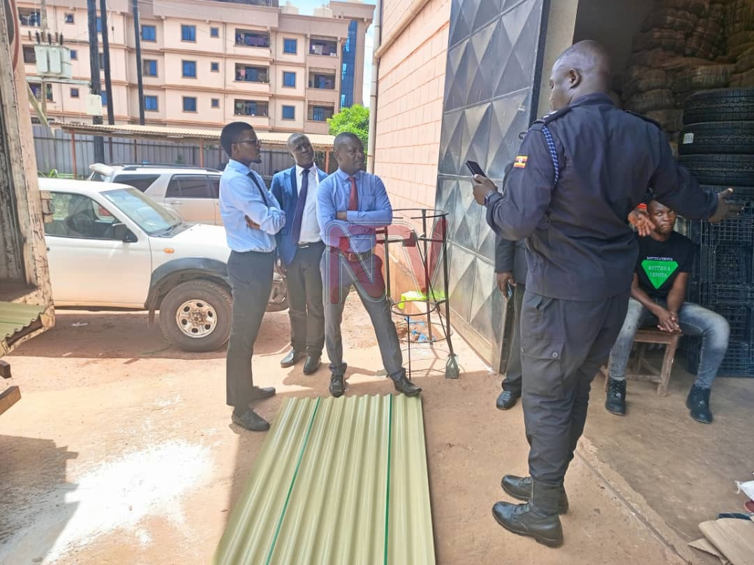 256trends's tweet photo. Security Officers manning the @OPMUganda stores at Namanve industrial area have refused to receive a consignment of iron sheets purchased by Speaker @AnitahAmong to replace those that were given to her out of the relief items for Karamoja
📸 @ntvuganda
#256trendsUpdates https://t.co/5Qc5mJGULk