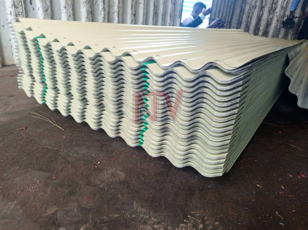256trends's tweet photo. Security Officers manning the @OPMUganda stores at Namanve industrial area have refused to receive a consignment of iron sheets purchased by Speaker @AnitahAmong to replace those that were given to her out of the relief items for Karamoja
📸 @ntvuganda
#256trendsUpdates https://t.co/5Qc5mJGULk
