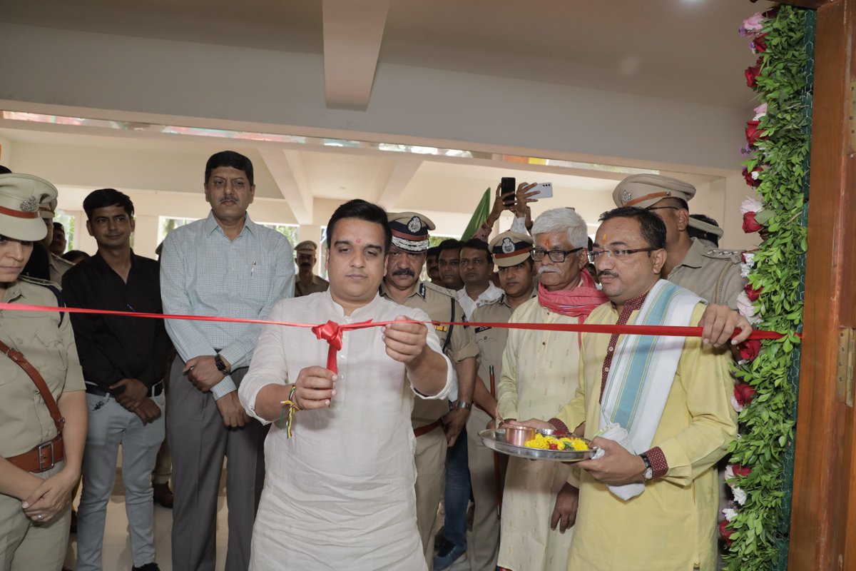 sanghaviharsh's tweet photo. વિકાસ અને વૃદ્ધિ ગુજરાતમાં સલામતી અને સુરક્ષા પુરી પાડશે.

આજે અમદાવાદના રાજ્ય અનામત પોલીસ દળ જુથ-૨ ખાતે નવનિર્મિત સેનાપતિ કચેરી તથા બી કક્ષાના ૨૮૮ આવાસોનું લોકાર્પણ કર્યું. https://t.co/m4hMibLCJO