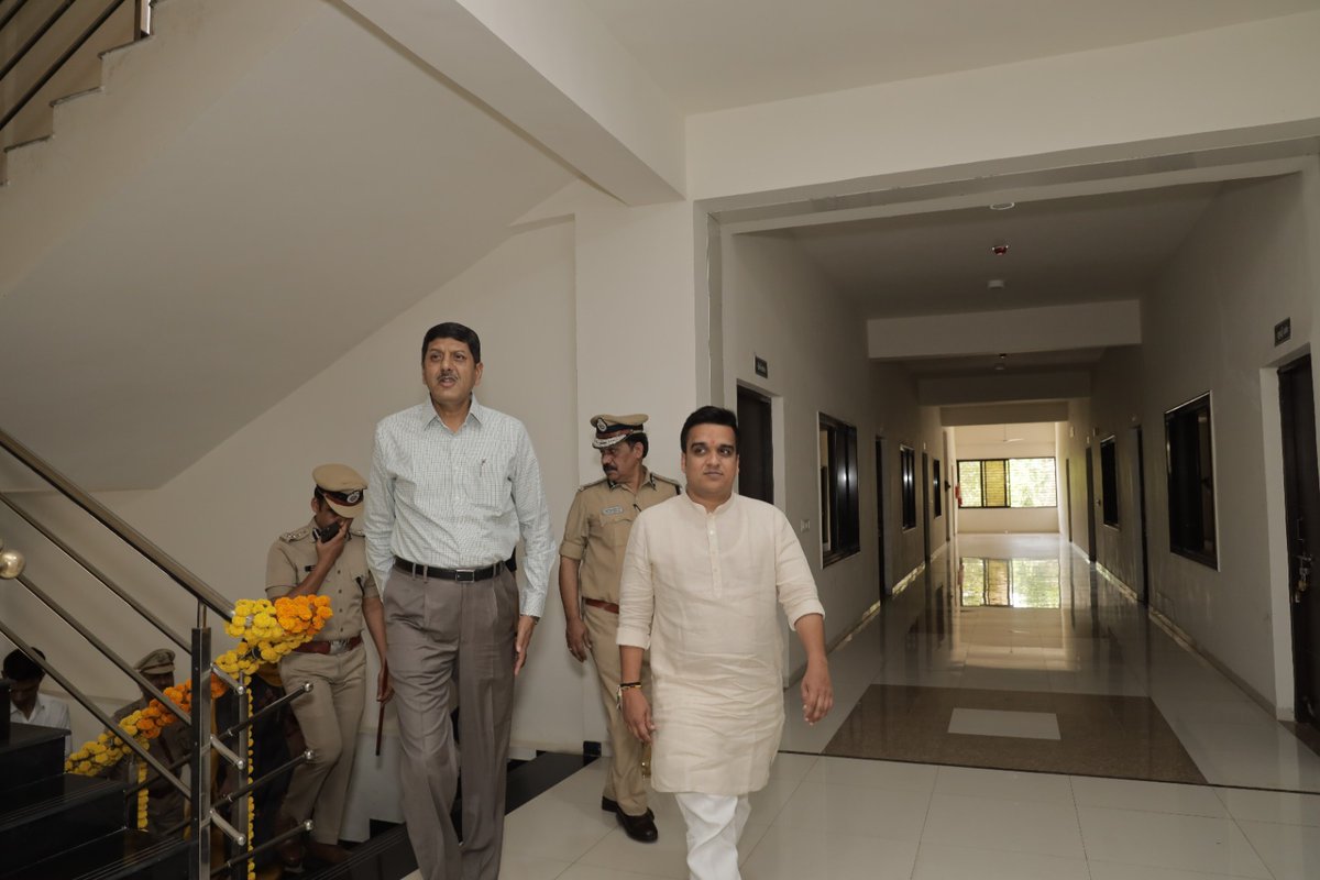 sanghaviharsh's tweet photo. વિકાસ અને વૃદ્ધિ ગુજરાતમાં સલામતી અને સુરક્ષા પુરી પાડશે.

આજે અમદાવાદના રાજ્ય અનામત પોલીસ દળ જુથ-૨ ખાતે નવનિર્મિત સેનાપતિ કચેરી તથા બી કક્ષાના ૨૮૮ આવાસોનું લોકાર્પણ કર્યું. https://t.co/m4hMibLCJO