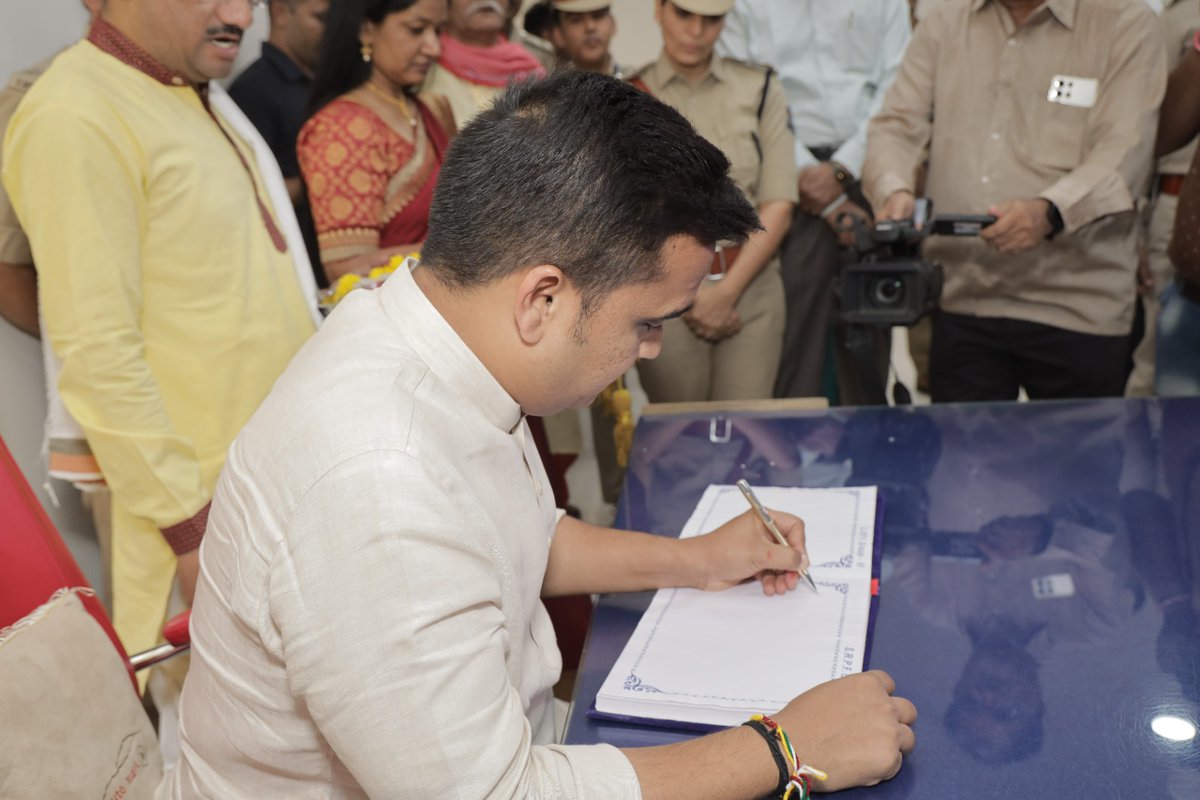 sanghaviharsh's tweet photo. વિકાસ અને વૃદ્ધિ ગુજરાતમાં સલામતી અને સુરક્ષા પુરી પાડશે.

આજે અમદાવાદના રાજ્ય અનામત પોલીસ દળ જુથ-૨ ખાતે નવનિર્મિત સેનાપતિ કચેરી તથા બી કક્ષાના ૨૮૮ આવાસોનું લોકાર્પણ કર્યું. https://t.co/m4hMibLCJO