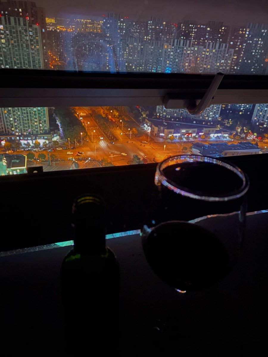 Jane0508Jane's tweet photo. Late nights are destined to be accompanied by solitude and wine
Red wine nourishes the face
The warmth and giddiness after drinking it will make it easier to fall asleep. https://t.co/6IvyINO365