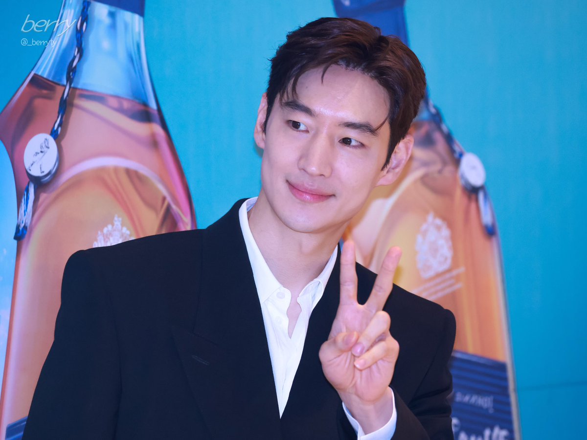 𝘑𝘰𝘩𝘯𝘯𝘪𝘦 𝘸𝘢𝘭𝘬𝘦𝘳 팝업 스토어
‘엔터 서울 2220‘
𝘓𝘌𝘌 𝘑𝘌 𝘏𝘖𝘖𝘕

잔망강아띠🐶💚✌️

#이제훈 #leejehoon