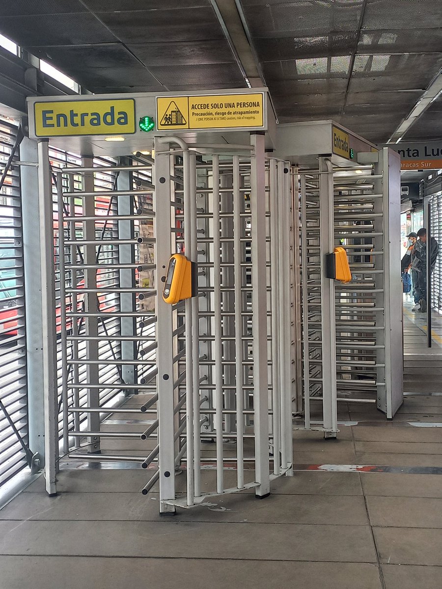 hermanmartinezg's tweet image. En la estación Transmilenio de Santa Lucía, avenida Caracas instalaron puertas anticolados. Son intimidantes. Uno siente que queda enjaulado. No piensan en alternativas como una tarifa más económica para estudiantes y adultos mayores. No importa que la ciudad se llene de guetos