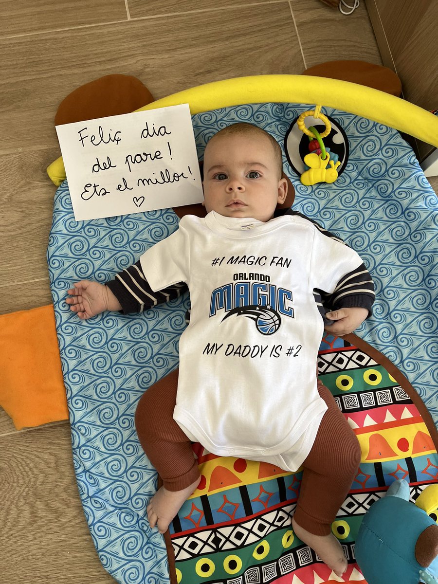 francesclamela's tweet photo. Regals màgics!!! #magicfan #babyBruc #MagicTogether @OrlandoMagic @OMagicDaily @JTurnerMagic @steelemagic @Racion_de_NBA_J @astrochechu @PlanetaNBA @TimeToMagicNBA @MagicTime32 @SomosMagic @br_orlandomagic https://t.co/m8o6birnpD