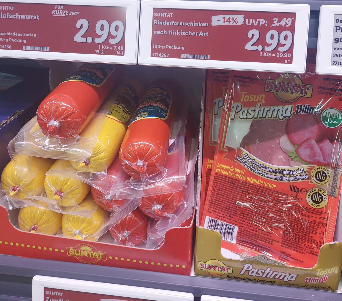 Sabahın köründe kalk, akşam 16'ya kadar eşşek gibi çalış afedersin, verdikleri 100€'ya sadede;

1 x 5 l Ayçiçek yağı - 8.89€
1 x 750gr kaşar peyniri - 4.49€
2 x 440gr Tulum peyniri - 8.98€
3 x 200gr sucuk - 6.57€
4 x 100gr pastırma - 11.96€
2 x 400gr sığır salam - 5.98€
1