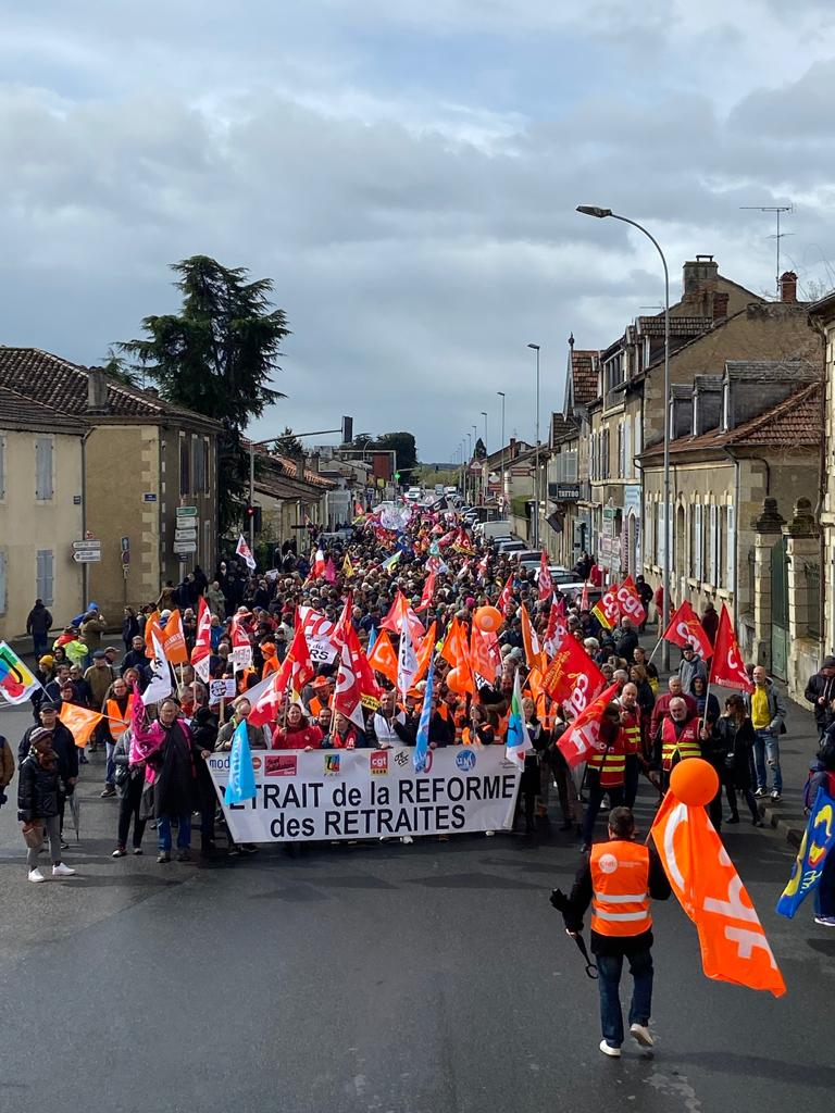 Malgré la pluie, encore des milliers de personnes présentes dans les rues d'#Auch en ce douzième jour de mobilisation ce #13avril.