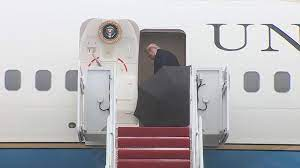 IzzyChubb68's tweet photo. @darrengrimes Can't handle an umbrella, either.. LOLOL  But yeah messing up on The Blacks, vs The black and tans, the horror... Biden knows there were no airports in 1776 https://t.co/2kGDkWhhFL