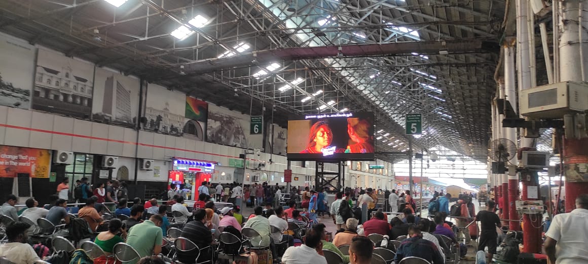 Hamsinient's tweet photo. #SoppanaSundari outdoor promotional campaign at Central Railway station 💃💃 

From tomorrow in theaters Worldwide 👸 #SoppanaSundariFrom14April 

Book your tickets now 🎟️ https://t.co/bU25nRE6bs 

@aishu_dil @LakshmiPriyaaC @SGCharles2 @dancersatz @Composer_Vishal @Ajmal__Tahseen #HamsiniEntertainment @HueboxStudios @ahimsafilms @proyuvraaj @disneyplusHSTam @thinkmusicindia