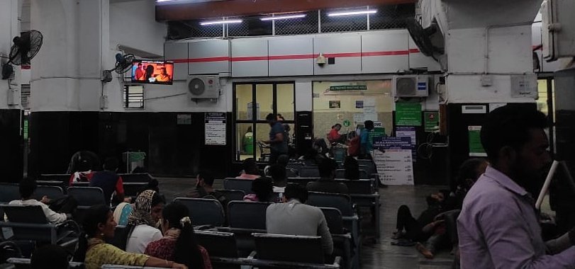 Hamsinient's tweet photo. #SoppanaSundari outdoor promotional campaign at Central Railway station 💃💃 

From tomorrow in theaters Worldwide 👸 #SoppanaSundariFrom14April 

Book your tickets now 🎟️ https://t.co/bU25nRE6bs 

@aishu_dil @LakshmiPriyaaC @SGCharles2 @dancersatz @Composer_Vishal @Ajmal__Tahseen #HamsiniEntertainment @HueboxStudios @ahimsafilms @proyuvraaj @disneyplusHSTam @thinkmusicindia