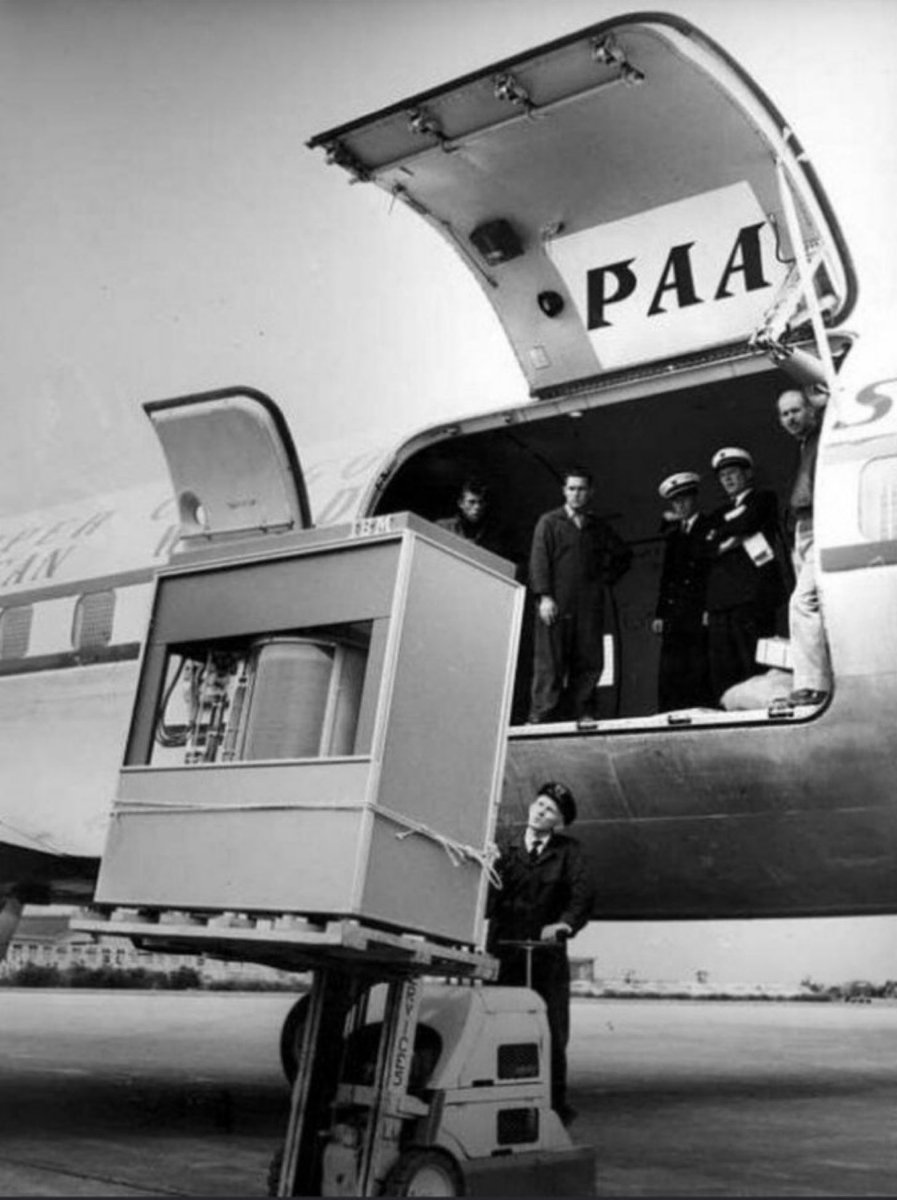 GrenadaHAM's tweet photo. This is how the first hard drive looked like. It weighed 1 ton and had 5 MB of storage, 1956. https://t.co/4O4Q6hdHUj