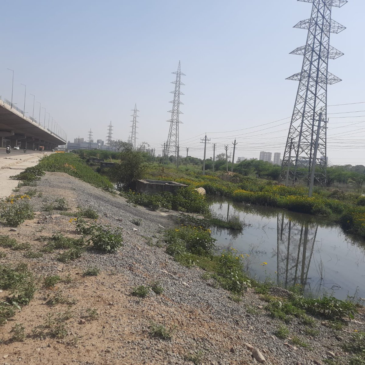 Omveer10's tweet photo. Gurugram:condition of the area near Garhi Harsaru Substation many HT cables are laid. area is filled with Sewage water,overflowing through GMDA sewer line. If a fault occurs in this area how it would be rectified. pls suggest corrective actions @caredhbvn @OfficialGMDA @mdhsiidc https://t.co/qnndc1wWi6