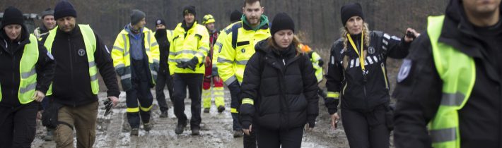 PatraciTim's tweet photo. Medzinárodná spolupráca pri pátraní po Karelovi Z. na Slovensko-Českom pohraničí. Na pátracej akcií sa zúčastnilo vyše 60 pátračov v rátane Polície SR.

https://t.co/cC6kDmuX0m

#PatraciTim #SAR #Slovakia #Police https://t.co/5Hek3bhLkI