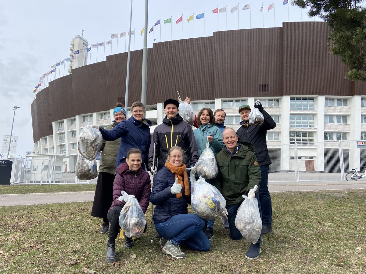 Kävimme @suomenlatu työkavereiden kanssa keräämässä oman pienen osamme <a href="/Yleisradio/">Yleisradio</a> #miljoonaroskapussia -kampanjaan <a href="/stadionhelsinki/">Olympiastadion</a>'n  ulkoiluympäristössä. Näin liikkujilla on mukavammat oltavat. Haastan <a href="/Olympiakomitea/">Olympiakomitea</a>'n ja sen jäsenjärjestöt mukaan. Lisäksi tämä oli kivaa.