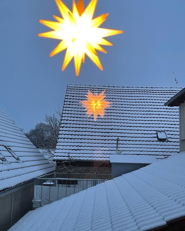 HeikeMistila's tweet photo. Good morning you lovely dots!

 Eine wundervolle geschlossene Schneedecke ❄️ ich bin gespannt, was uns der Winter bescheren wird 🤍 

 #schnee #snow #herrenhuterstern #snowisfalling #wonderfultime #saturday #weekend #weekendvibes #weekendpleasure #plansfortheweekend https://t.co/o6s9Cy8PF3
