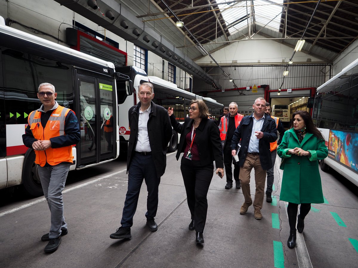 SYTRALmobilites's tweet photo. 🛡 Comment garantir un réseau toujours + sûr au quotidien ?

Nouvelles vitres de protection, rétrovision, renfort des moyens humains … de nombreux leviers sont mis en œuvre 

💬🚍 Ce matin, rencontre avec les équipes @TCL_SYTRAL au dépôt d’Oullins pour échanger sur ces actions https://t.co/rIbrj703VU