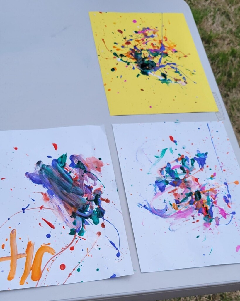 cobblibrary's tweet photo. Kids at #PowderSpringsLibrary channeled their inner Jackson Pollock to create their own splatter painting art!
.
#SplatterPainting #CobbLibrary https://t.co/TORi9El52Y https://t.co/qo0JvdKwTl