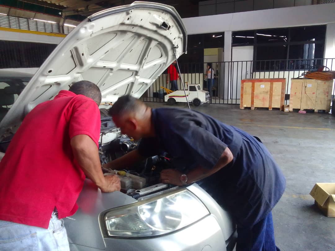 #Entérate 🟢Operarios de Corpoelec, adscritos al Grupo de Trabajo Flota  de la Gerencia de  Bienes y Servicios, continúan desarrollando labores que conllevan a la  recuperación del parque automotor en el estado Lara.

#RebeliónCívicoMilitar