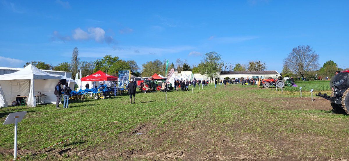 VEGEPOLYSVALLEY's tweet photo. #Desherbexpo, 500 participants à ce bel événement de démonstrations d'une vingtaine de matériels de désherbage innovant. De belles solutions pour les filières chanvre, semences, PAMS. Merci @paysdelaloire pour le financement d #Agropams @iteipmai @LaFNAMS #hempit https://t.co/GHYhBbEZun