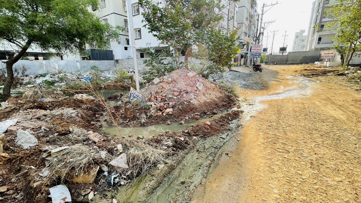 bollipallysrinu's tweet photo. @HMDA_Gov Believing in ur approvals we500families bought flats at ShilpaLayout,Ameenpur but on ground we are struggling with improper drainage system,rotten parks (dumpyards)&amp; damaged roads. Builders are ignorant about offering these facilities.Can u come to our rescue. @KTRBRS https://t.co/MdxW4syL3s