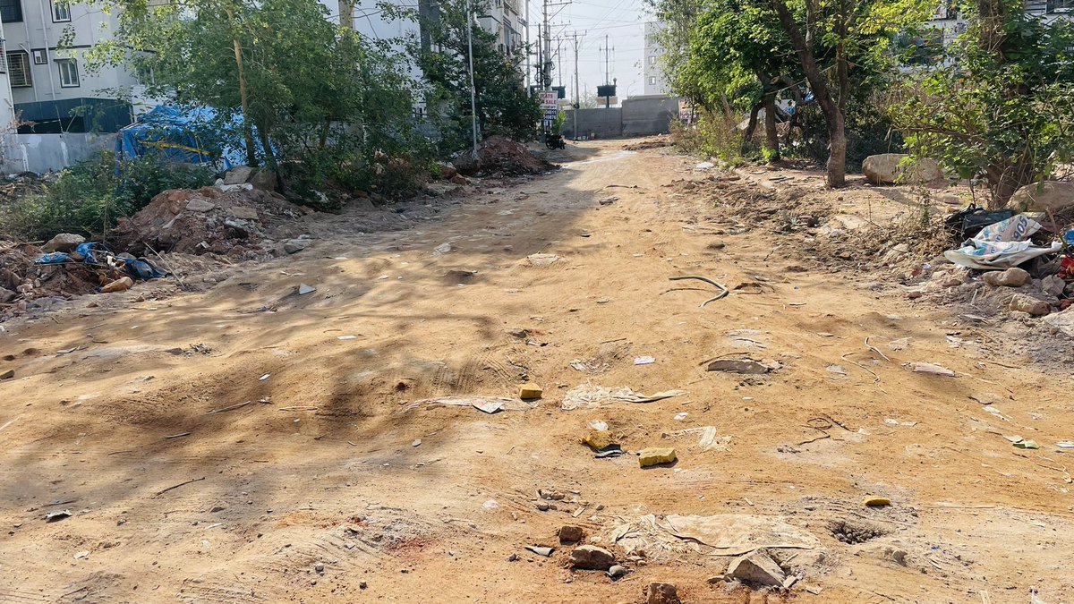 bollipallysrinu's tweet photo. @HMDA_Gov Believing in ur approvals we500families bought flats at ShilpaLayout,Ameenpur but on ground we are struggling with improper drainage system,rotten parks (dumpyards)&amp; damaged roads. Builders are ignorant about offering these facilities.Can u come to our rescue. @KTRBRS https://t.co/MdxW4syL3s