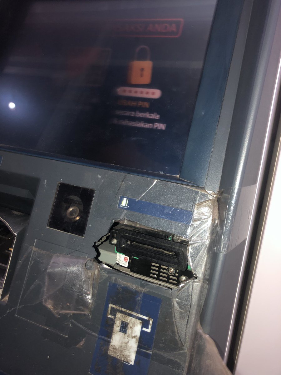 leomuel's tweet photo. ATM sudah hancur begini masih dipake kah? @bankmandiri https://t.co/OlKdq4Hcmx