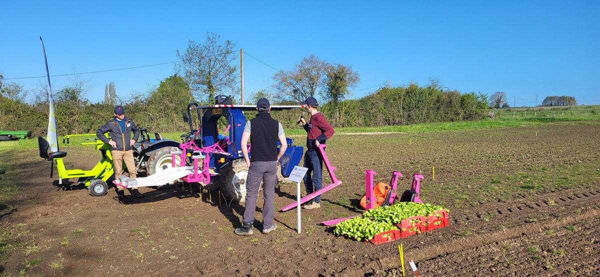VEGEPOLYSVALLEY's tweet photo. #Desherbexpo, 500 participants à ce bel événement de démonstrations d'une vingtaine de matériels de désherbage innovant. De belles solutions pour les filières chanvre, semences, PAMS. Merci @paysdelaloire pour le financement d #Agropams @iteipmai @LaFNAMS #hempit https://t.co/GHYhBbEZun