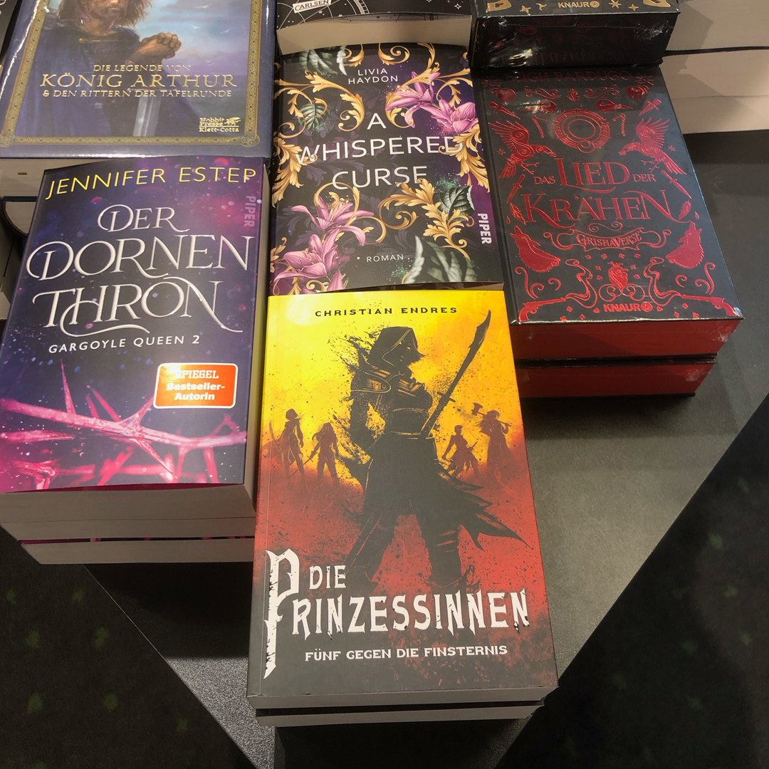 MisterEndres's tweet photo. Gerade in meinen Messenger geflattert: Die Prinzessinnen @CrossCult  im #Galeria bzw. #Karstadt am #Hermannplatz in #Berlin. Danke an meinen alten #Zitty Obi-Wan Lutz @lgoellner für das Foto! :) https://t.co/DA6SWSNAjS