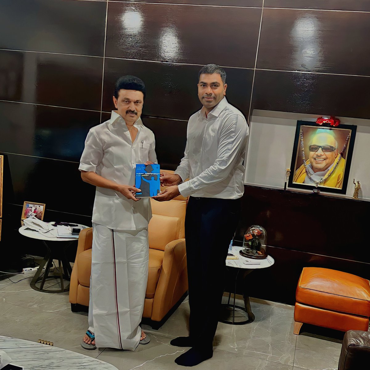 AadhavArjuna's tweet photo. எனது பிறந்தநாளை முன்னிட்டு  தமிழ்நாடு முதலமைச்சர் திரு. @mkstalin அவர்களை சந்தித்து வாழ்த்து பெற்றதில் பெருமிதம் அடைகிறேன். அவரது தலைமை பண்பு, உழைப்பு மற்றும் வழிகாட்டுதல் எனக்கு தொடர்ந்து ஊக்கமளிக்கிறது. https://t.co/n51twxHbyR