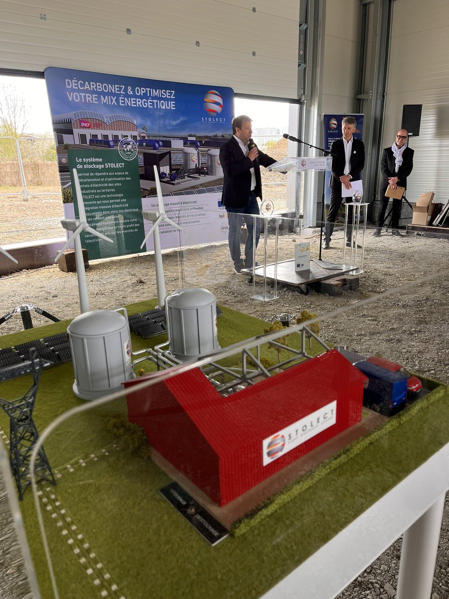LoigCG's tweet photo. ⚡️La Bretagne veut être une terre de production d’énergies renouvelables. 

Ce matin, nous avons posé la 1ère pierre du projet Stolect. Un projet innovant, enthousiasmant de stockage d’énergie sur le site de @GroupeSNCF financé par les fonds européens gérés par la @regionbretagne https://t.co/5nu8FLtZ9c