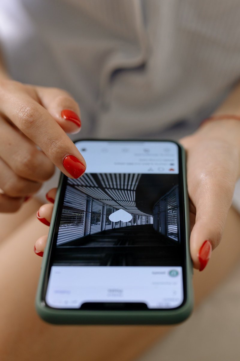 JuegoSostenible's tweet photo. Un adolescente pasa de media tres a cuatro horas deslizando la pantalla de su móvil, esperando likes o pendiente de las novedades en sus redes sociales.
No son conscientes de que la ansiedad que esto les provoca es el principio de un problema de adicción. #proyectofes #rsc https://t.co/LpGaYsCxIW