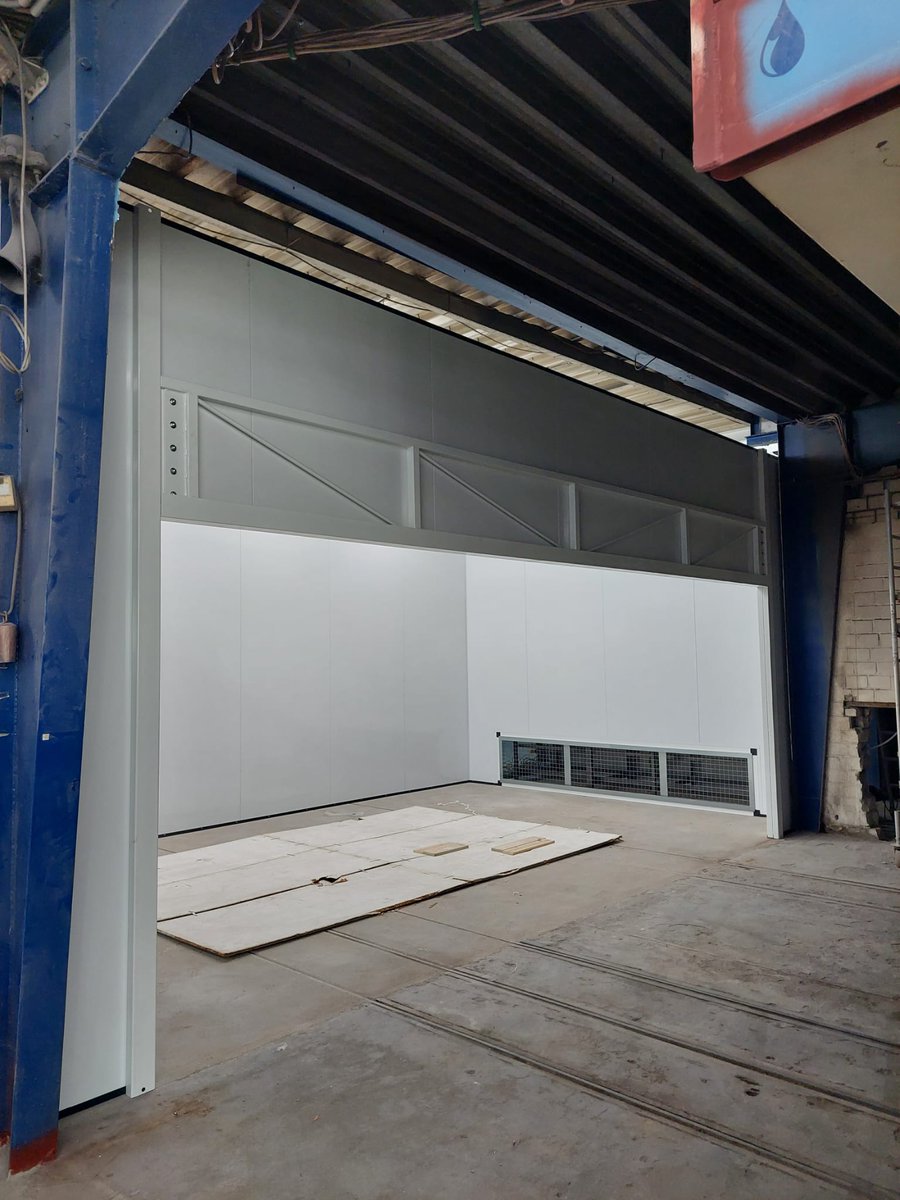 Rowitkampen's tweet photo. kW 14 begann bei der Firma #lingk  in #recklinghausen
Hier bauen wir eine PKW-Spritzkabine mit #Quertransport https://t.co/qJopAFGKP3 #rowit #Sptritzkabine #Spraybooth #lackieranlagen #Lackiererei #Kampen https://t.co/s0NVDjQj3p