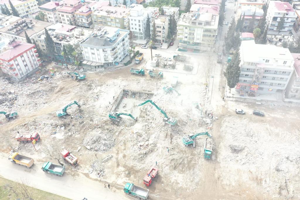 suleymansoylu's tweet photo. Depremden etkilenen illerimizde enkaz kaldırma çalışmaları
ARALIKSIZ DEVAM EDİYOR.

Toplam 56.956 yıkık/acil yıkılacak binanın 39.602’sinin (%𝟳𝟬)
ENKAZI KALDIRILDI.

Ramazan Bayramı’na kadar yıkık/acil yıkılacak binaların enkazı büyük oranda tamamlanmış olacak...

+ https://t.co/XdvWVJCO5P