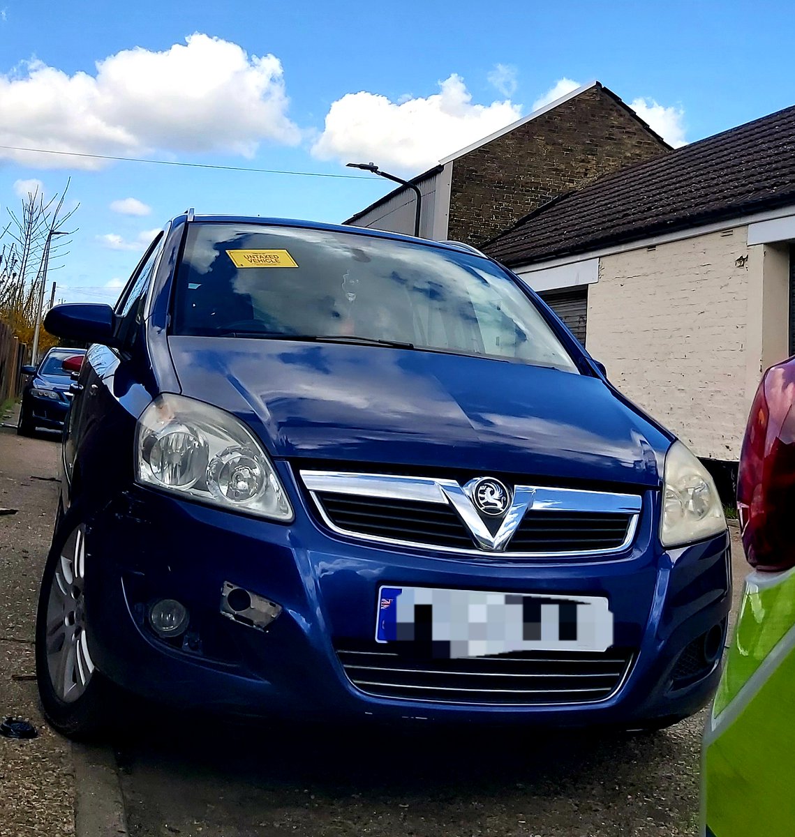 KentPoliceMed's tweet photo. Vehicle's seized &amp; recovered by #MedwayTaskForce for no #tax, however neither had #insurance &amp; had been abandoned in #Chatham.
Details sent to the @DVLAgovuk for them to investigate &amp; fine the owners.
#CheckYourPost #PayUpOrItGetsSquashed RS https://t.co/y1btLpFxXu