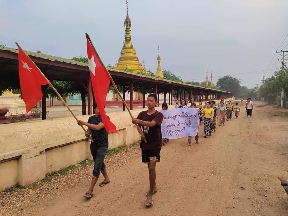Khithitofficial's tweet photo. ယင်းမာပင် မြောက်ခြမ်း သပိတ် အင်အားစုများက စစ်အာဏာရှင် ဆန့်ကျင်ရေး ချီတက် ဆန္ဒပြ
Read more->https://t.co/4ffU0HtAXc https://t.co/9958Wq6Bko
