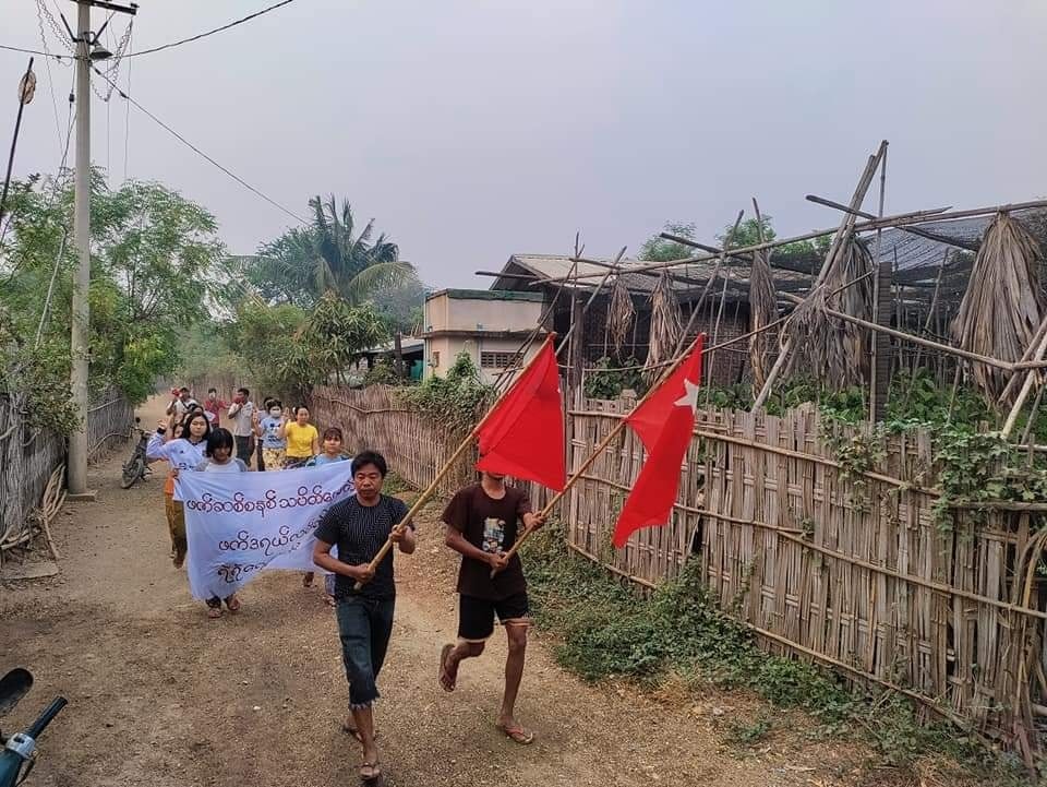 Khithitofficial's tweet photo. ယင်းမာပင် မြောက်ခြမ်း သပိတ် အင်အားစုများက စစ်အာဏာရှင် ဆန့်ကျင်ရေး ချီတက် ဆန္ဒပြ
Read more->https://t.co/4ffU0HtAXc https://t.co/9958Wq6Bko