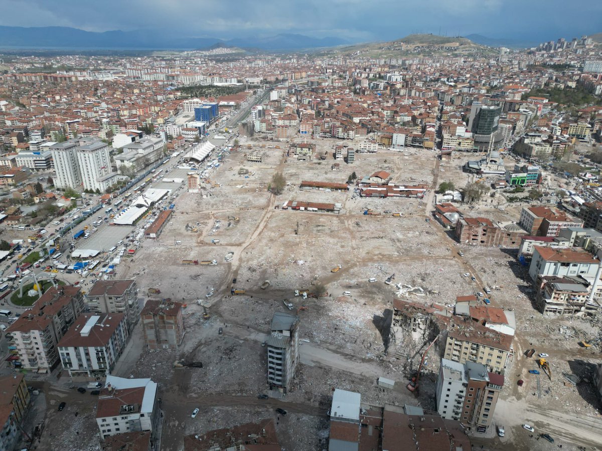 suleymansoylu's tweet photo. Depremden etkilenen illerimizde enkaz kaldırma çalışmaları
ARALIKSIZ DEVAM EDİYOR.

Toplam 56.956 yıkık/acil yıkılacak binanın 39.602’sinin (%𝟳𝟬)
ENKAZI KALDIRILDI.

Ramazan Bayramı’na kadar yıkık/acil yıkılacak binaların enkazı büyük oranda tamamlanmış olacak...

+ https://t.co/XdvWVJCO5P