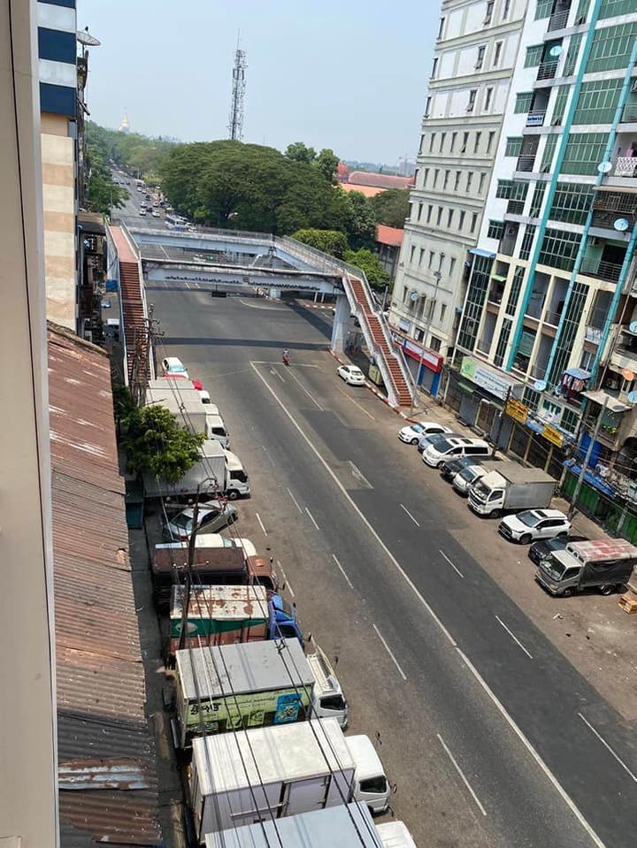 Khithitofficial's tweet photo. ရန်ကုန်၊ မန္တလေး၊မကွေး မော်လမြိုင်၊ ပုသိမ် အပါ အဝင် မြို့ကြီးများတွင် သင်္ကြန်အကြိုနေ့ အသံတိတ်သပိတ်ကဲ့သို့ ခြောက်ကပ်နေပြီး ပြည်သူများ အပြင်မထွက်ကြ
Read more->https://t.co/S5SfVWsGR3 https://t.co/CDgEfVX25y