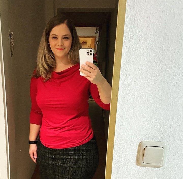 HeikeMistila's tweet photo. Selfie time - loving my waterfall shirts  Scarlett [Unsolicited ad]

 What color should I sew next? 

 #thisisme #potd #ootd #lächeln #lächelnzuverschenken #smile #smileismysignature #sewingpattern #sewing #nähen #scarlett #wasserfalloberteil #nähenmachtglücklich #rot #red https://t.co/tdatBUnBOu