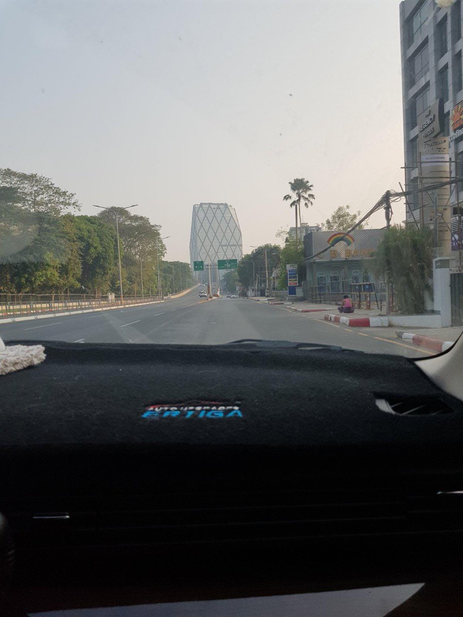 Khithitofficial's tweet photo. ရန်ကုန်၊ မန္တလေး၊မကွေး မော်လမြိုင်၊ ပုသိမ် အပါ အဝင် မြို့ကြီးများတွင် သင်္ကြန်အကြိုနေ့ အသံတိတ်သပိတ်ကဲ့သို့ ခြောက်ကပ်နေပြီး ပြည်သူများ အပြင်မထွက်ကြ
Read more->https://t.co/S5SfVWsGR3 https://t.co/CDgEfVX25y