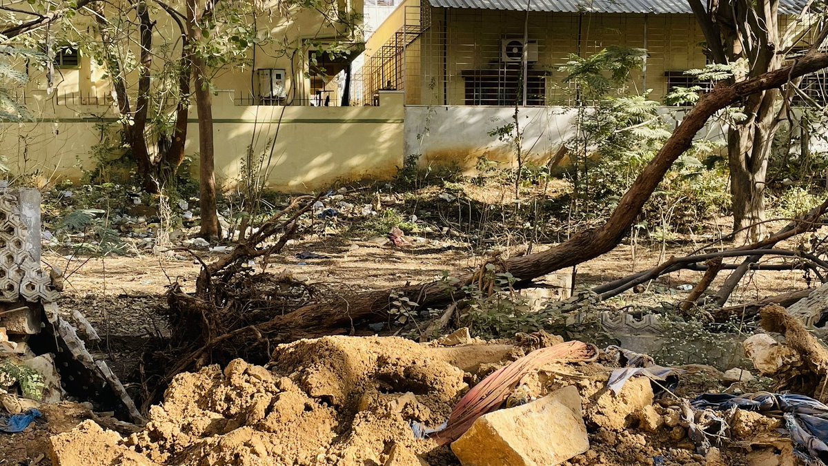 bollipallysrinu's tweet photo. Not a even a single common facility has been offered in the colony by builders which has more than 500 families. @HMDA_Gov we request ur immediate attention to instruct builders to lay roads,drainage,water connection ,park cleaning/set up &amp; street lights https://t.co/ad4HKXMT0J