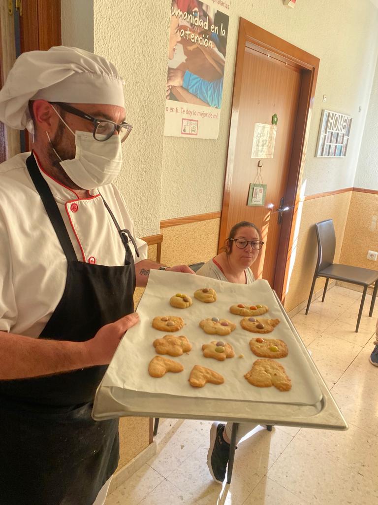 HospitalariasGr's tweet photo. Ntra. nutricionista Valentina Pereira y Eduardo Baranco, cocinero del equipo de #Comertel @Aramark imparten un #TallerDeGalletas en RA #PurísimaConcepción mostrando los beneficios de mantener una dieta saludable y equilibrada, y concienciarles de la importancia de hacer deporte. https://t.co/QG6CGvv6GU