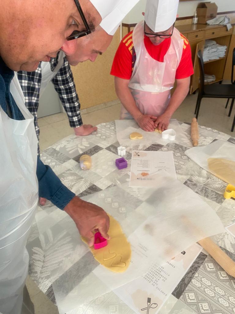 HospitalariasGr's tweet photo. Ntra. nutricionista Valentina Pereira y Eduardo Baranco, cocinero del equipo de #Comertel @Aramark imparten un #TallerDeGalletas en RA #PurísimaConcepción mostrando los beneficios de mantener una dieta saludable y equilibrada, y concienciarles de la importancia de hacer deporte. https://t.co/QG6CGvv6GU