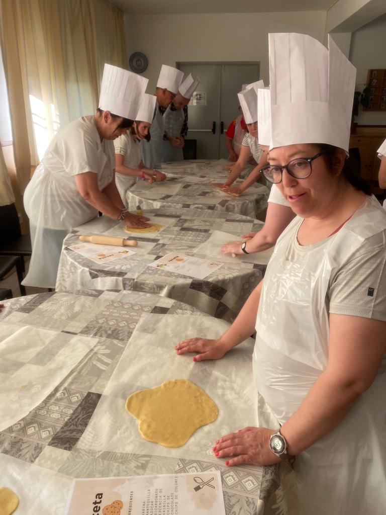 HospitalariasGr's tweet photo. Ntra. nutricionista Valentina Pereira y Eduardo Baranco, cocinero del equipo de #Comertel @Aramark imparten un #TallerDeGalletas en RA #PurísimaConcepción mostrando los beneficios de mantener una dieta saludable y equilibrada, y concienciarles de la importancia de hacer deporte. https://t.co/QG6CGvv6GU