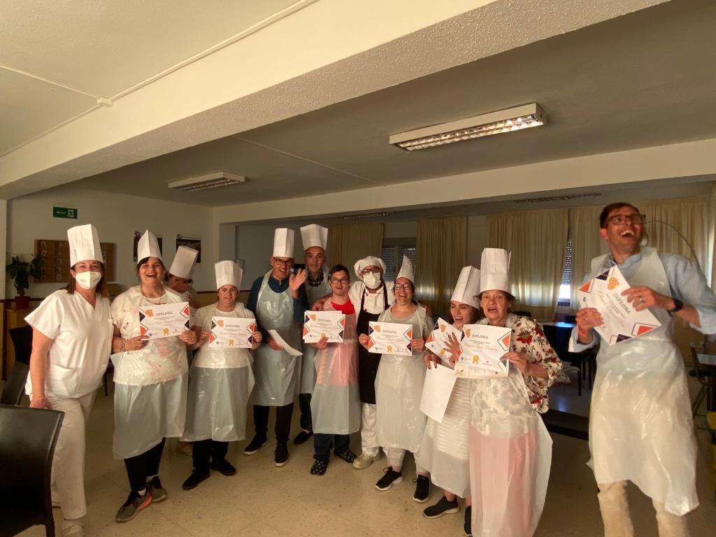 HospitalariasGr's tweet photo. Ntra. nutricionista Valentina Pereira y Eduardo Baranco, cocinero del equipo de #Comertel @Aramark imparten un #TallerDeGalletas en RA #PurísimaConcepción mostrando los beneficios de mantener una dieta saludable y equilibrada, y concienciarles de la importancia de hacer deporte. https://t.co/QG6CGvv6GU